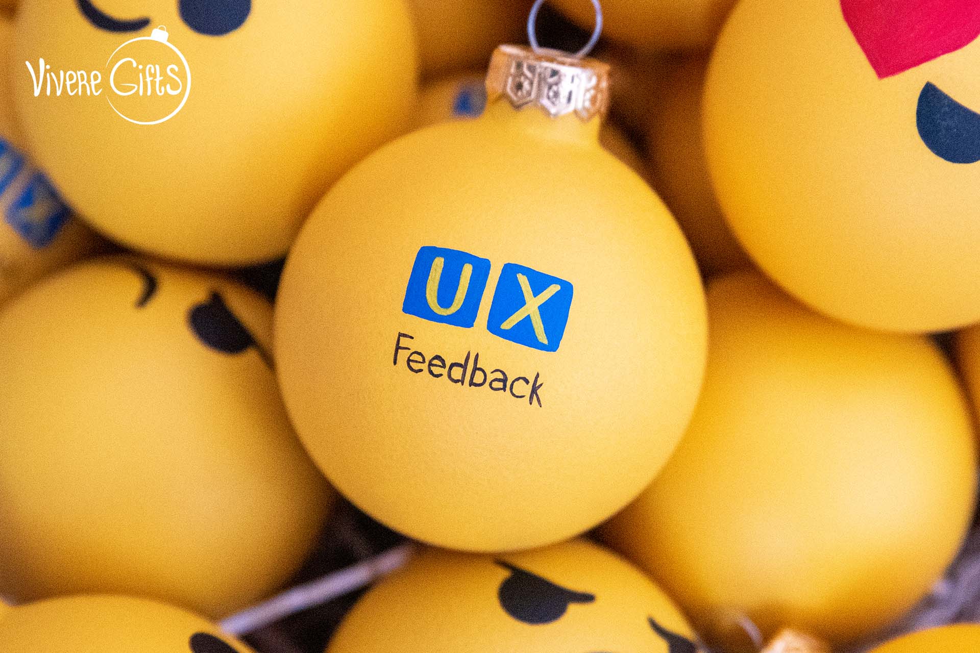 Ёлочные шары ручной росписи с брендированием для UX Feedback
